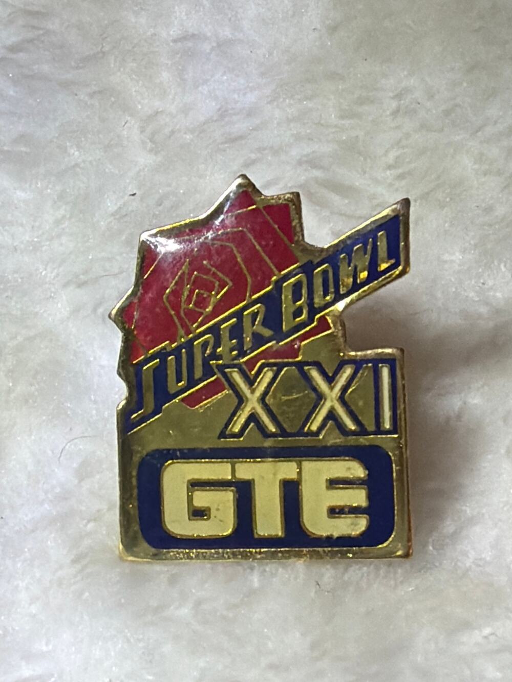 Vintage 1986 Super Bowl XXI GTE NFL Football Commemorative Lapel Pin